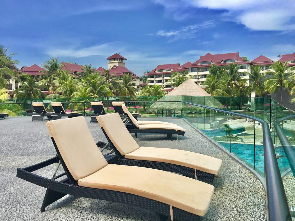 Sand & Sandals Desaru Beach Resort & Spa Exterior photo The swimming pool at the resort